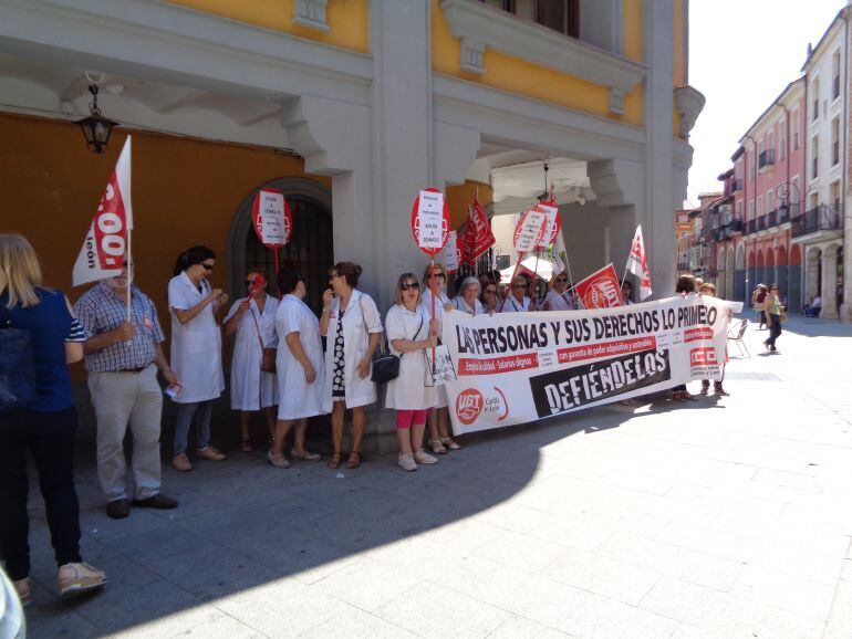 Las trabajadoras se manifestaron frente a la Casa Consistorial