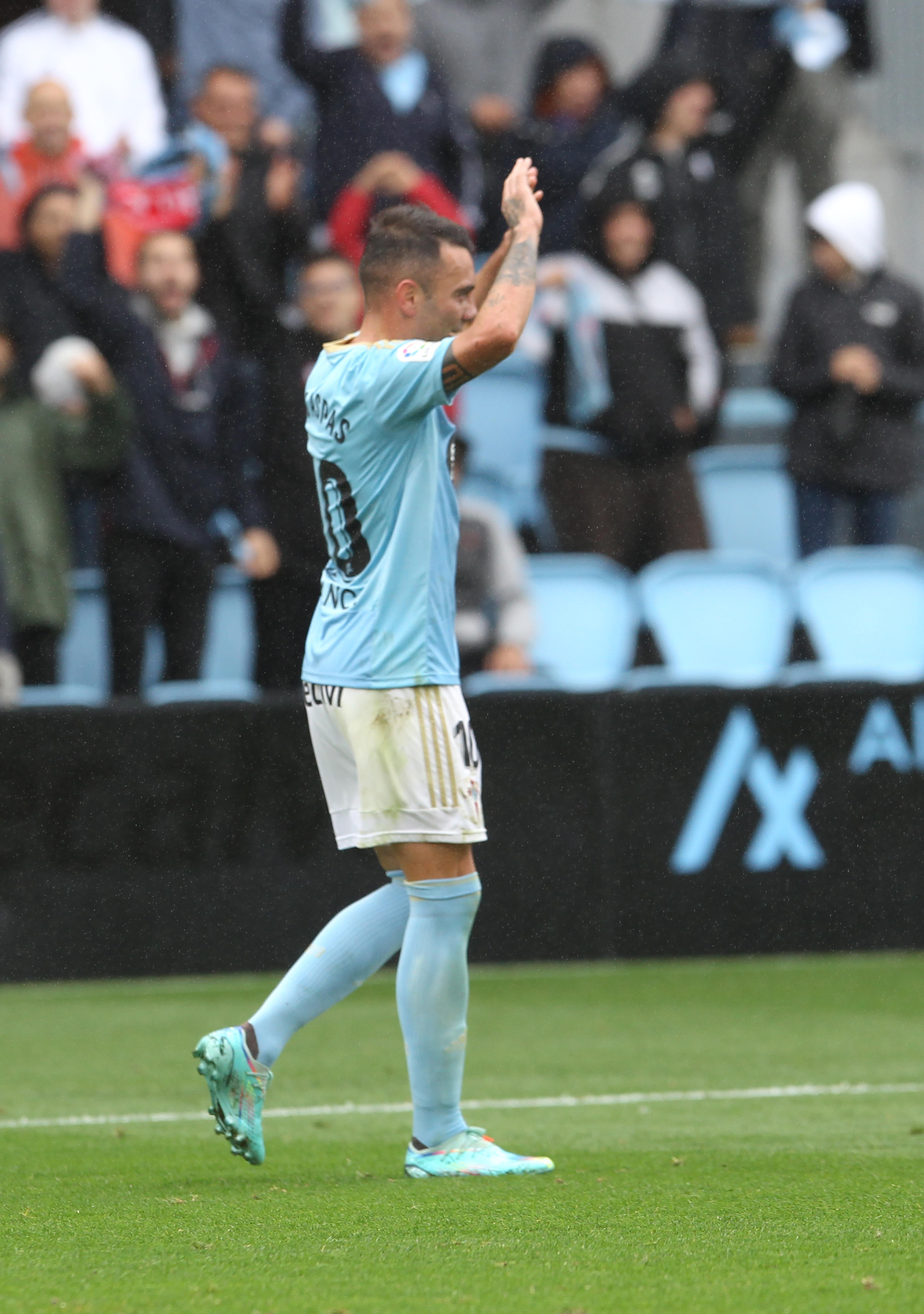 VIGO, 16/10/2022.- El delantero del Celta de Vigo Iago Aspas celebra su gol contra la Real Sociedad, durante el partido de la jornada 9 de LaLiga Santander celebrado este domingo en el estadio Balaídos de Vigo. EFE / Salvador Sas
