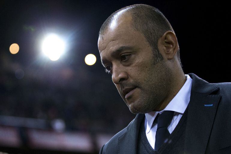 MADRID, SPAIN - OCTOBER 25:  Head coach Nuno Espirito Santo of Valencia CF enters to the pitch prior to start the La Liga amtch between Club Atletico de Madrid and Valencia CF at Vicente Calderon Stadium on October 25, 2015 in Madrid, Spain.  (Photo by Gonzalo Arroyo Moreno/Getty Images)