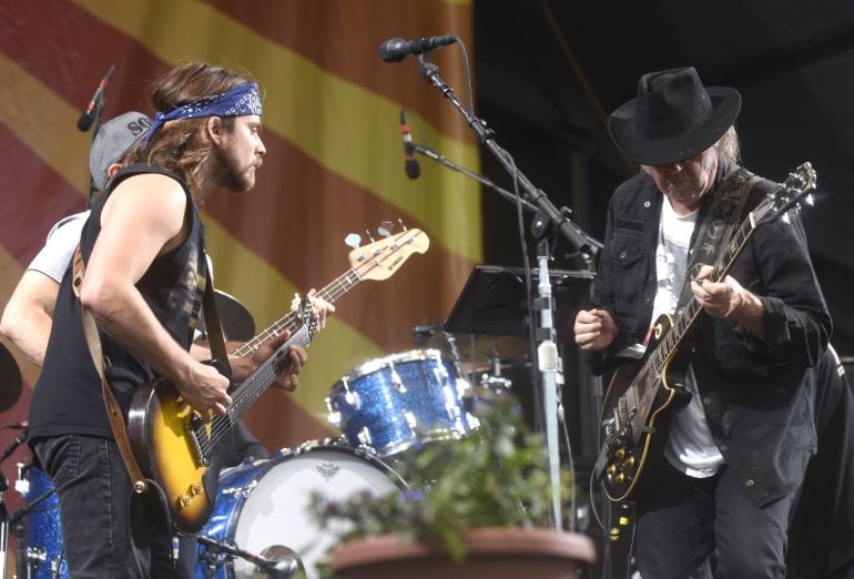 Lukas Nelson (a la izquierda) tocando junto a Neil Young en el festival de Jazz de New Orleans en mayo de 2016