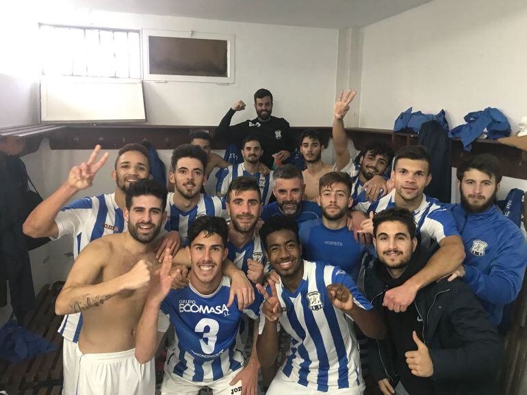 Los jugadores del Jerez Industrial celebrando el triunfo después del partido