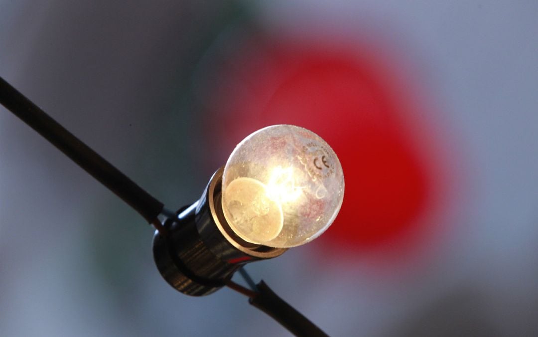 Archivo - Una bombilla encendida