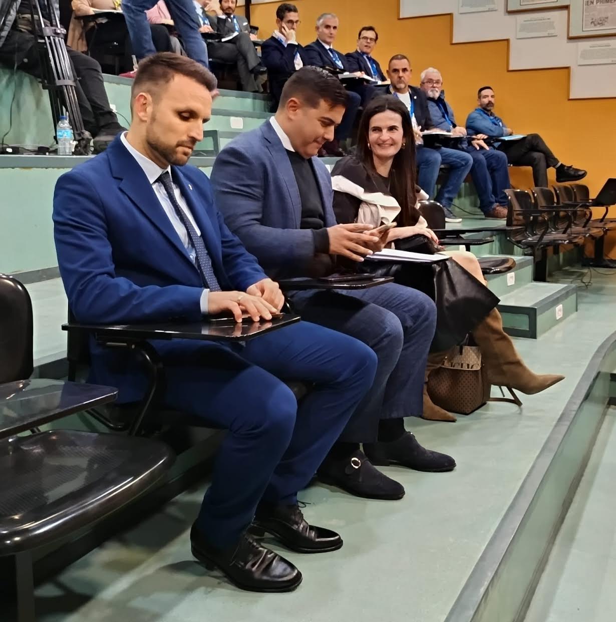 Rayco García, junto a los consejeros Sheila Trujillo y Ayoze García, siguió el desarrollo de la Junta en los asientos de los accionistas acreditados en la sala de prensa del estadio Heliodoro Rodriguez López.