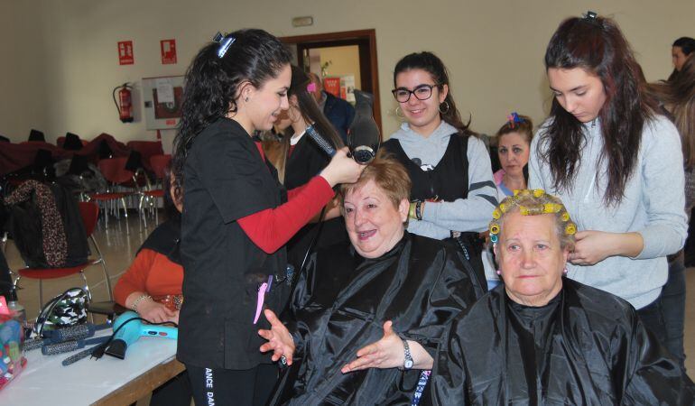 Las alumnas han practicado con usuarias del centro de día