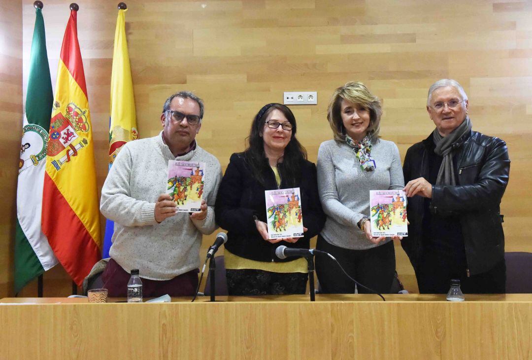 Los autores de la novela, "El ámbito de los rolers", Juan Emilio Ríos y Mari Ángeles Ramírez, la concejal de Cultura, Pilar Pintor y el escritor y autor de las ilustraciones, Francisco García Corral.