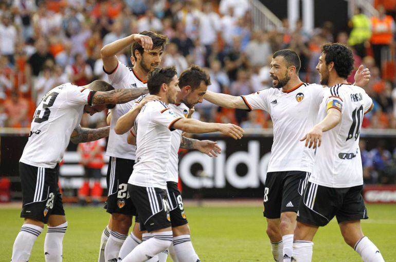 La plantilla del Valencia celebra la victoria en Mestalla frente al Eibar