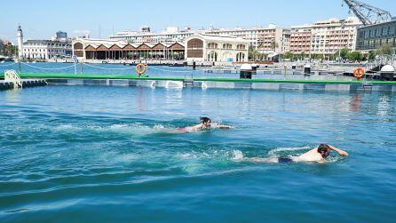 Los primeros nadadores de la piscina natural de La Marina