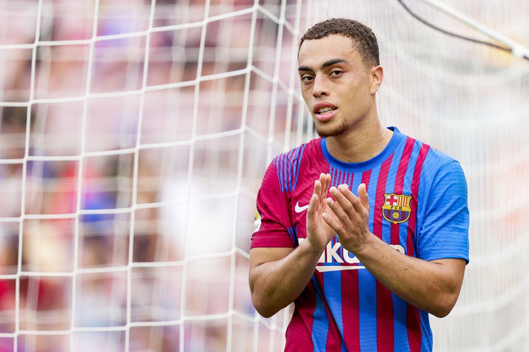 Sergiño Dest durante el Barça - Levante