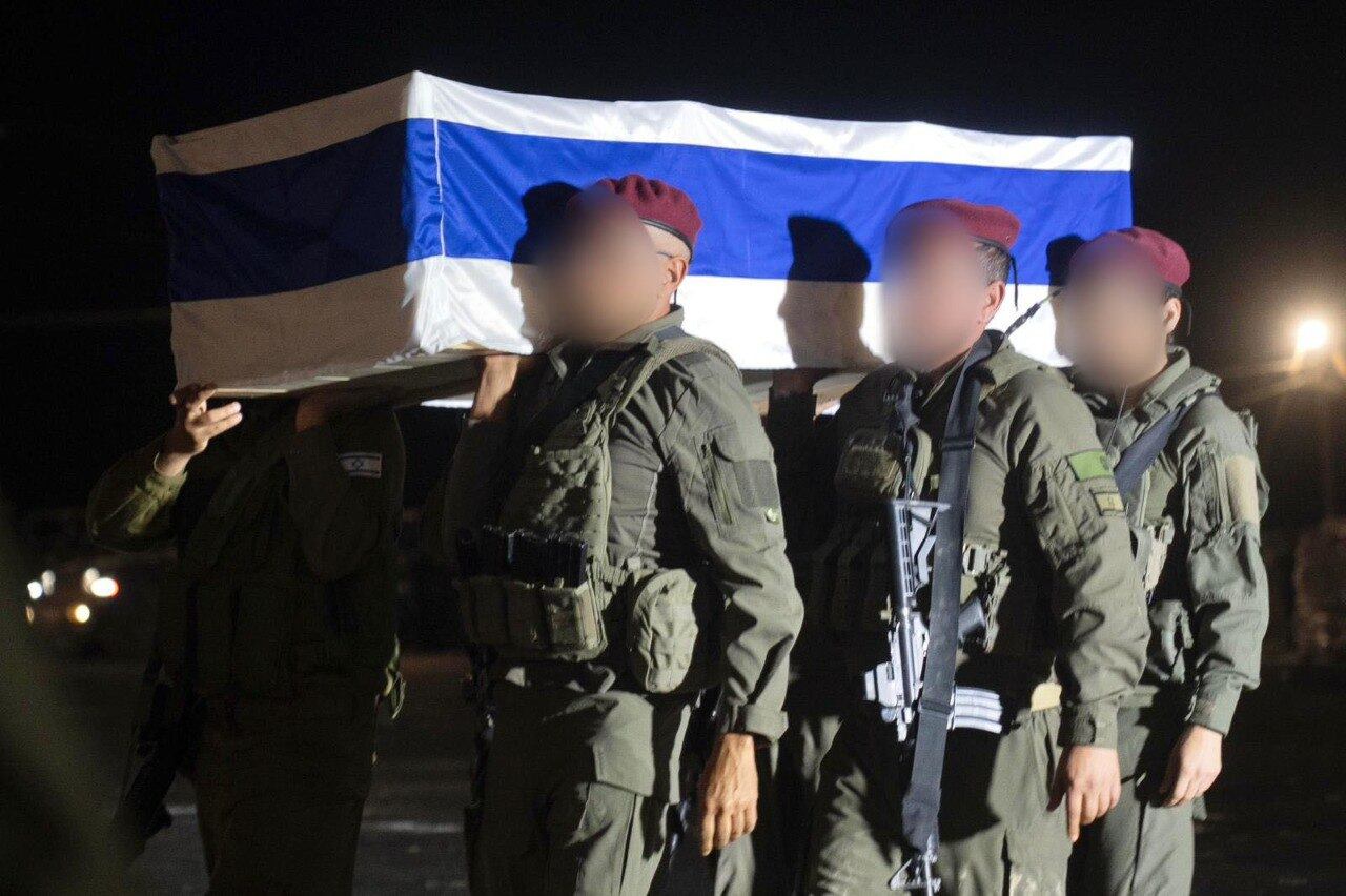 Momento de la entrega en Gaza del ataúd con los restos mortales de Lior Rudaef.