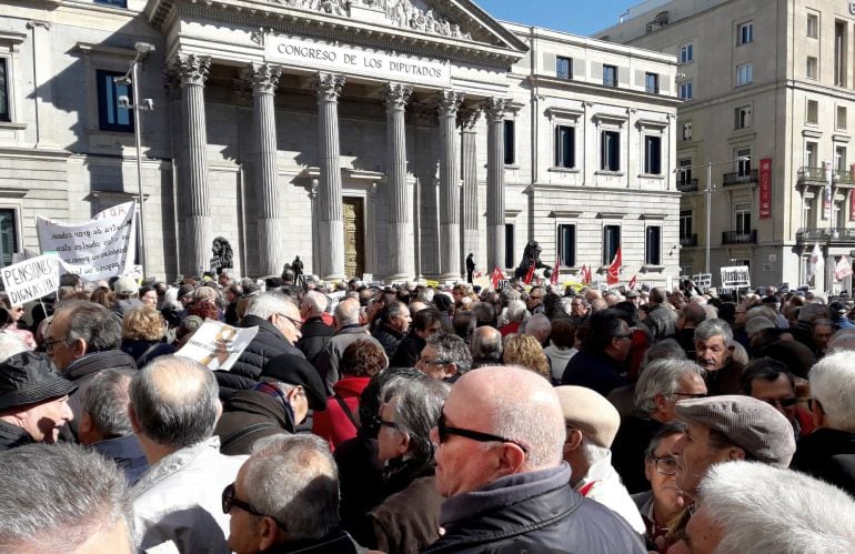 Miles de jubilados secundan una concentración en defensa del sistema público de pensiones.