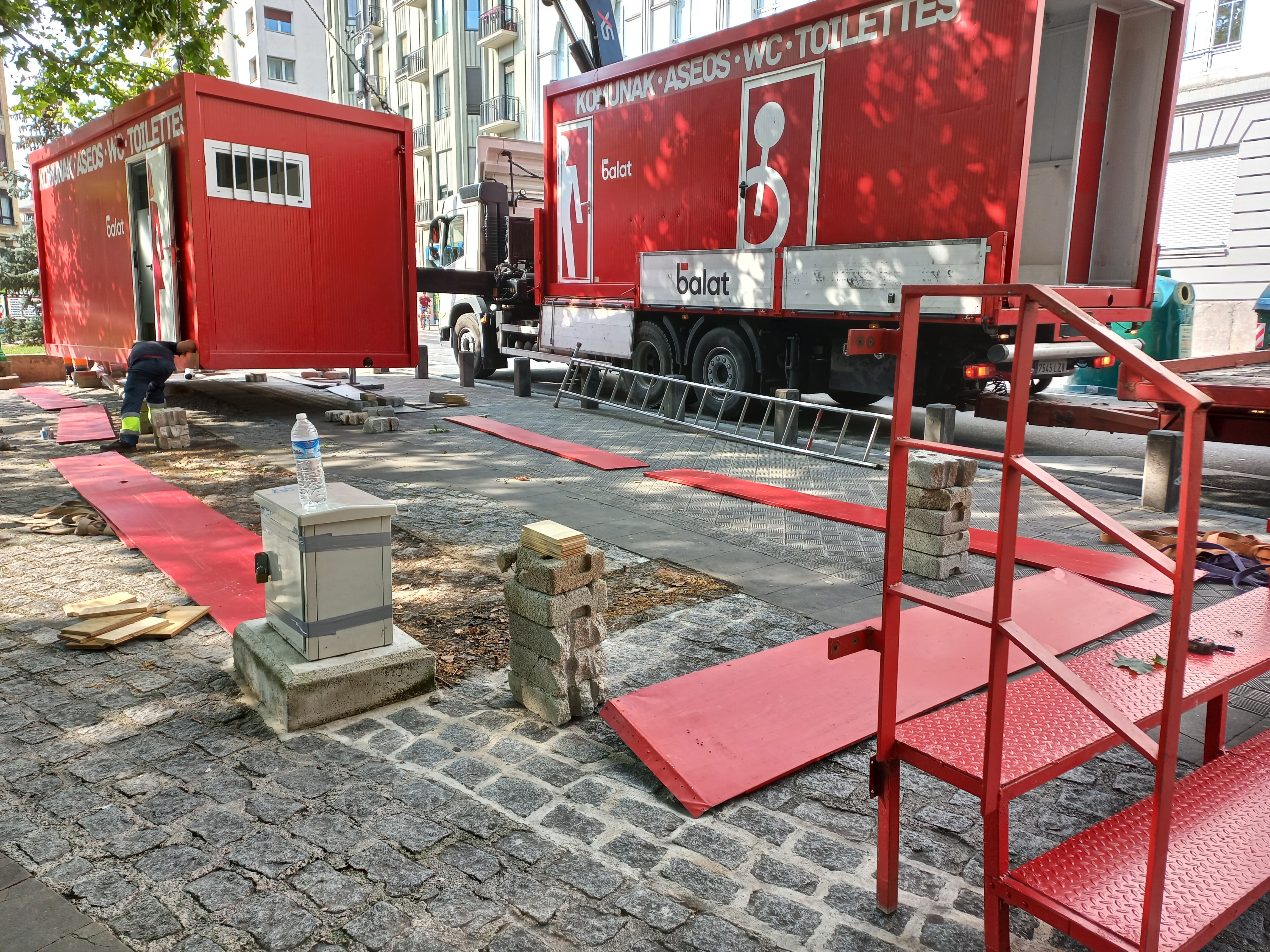 Colocación de baños portátiles frente a la Plaza de Toros de Pamplona