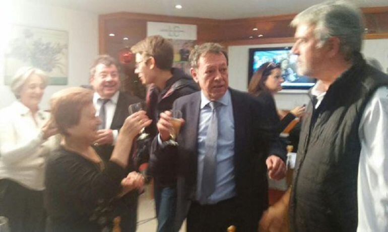 Josep Miquel Vila celebra amb els companys de coalició la victòria per 14 vots sobre UL. Tornarà al consolat de Sant Julià vint anys després.