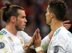 Bale y Cristiano se felicitan durante un partido