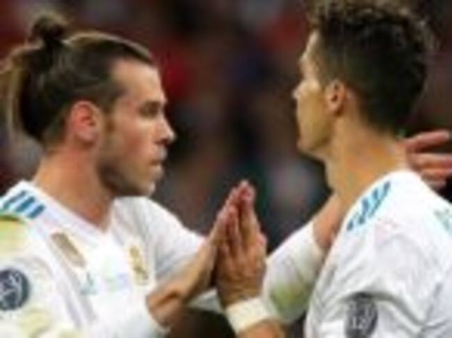 Bale y Cristiano se felicitan durante un partido