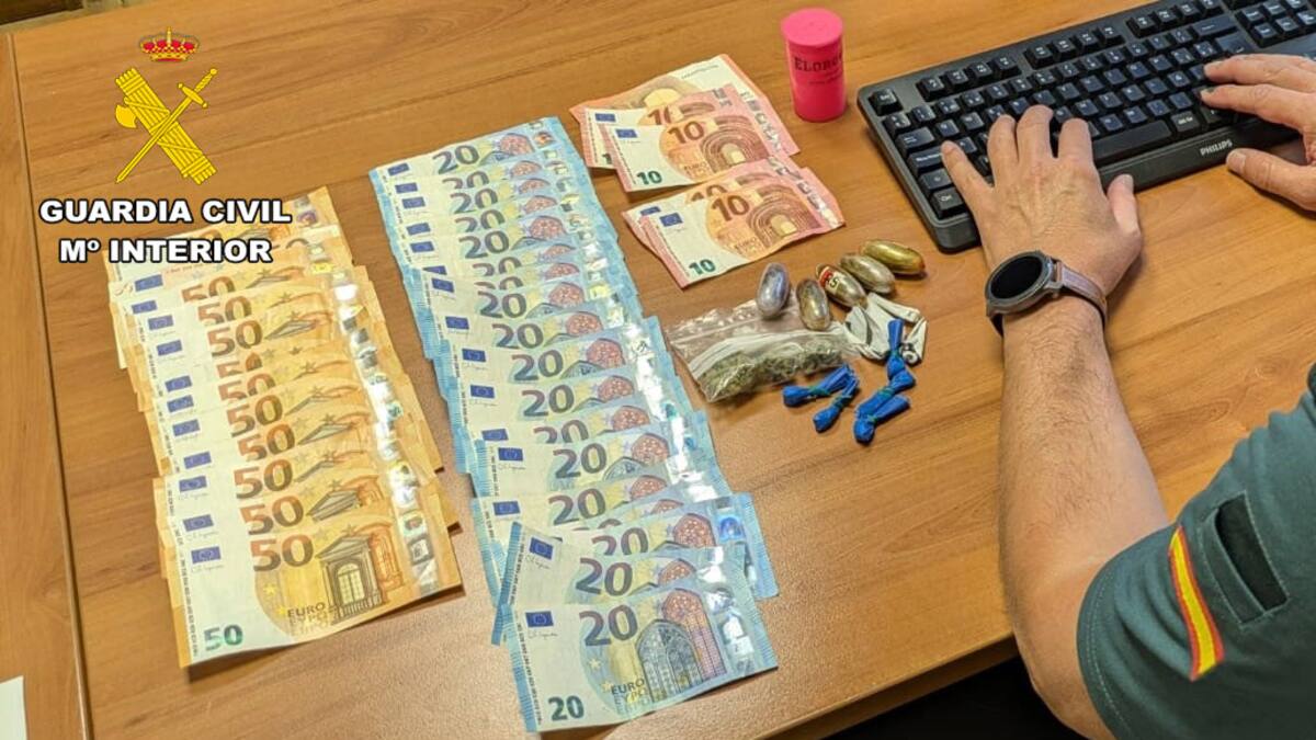 La Guardia Civil detiene en Laredo a un varón cuando pretendía vender droga en un bar