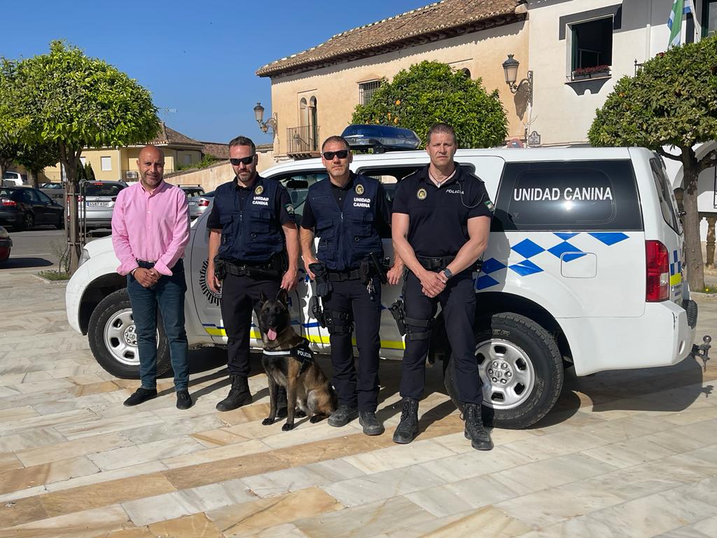 El alcalde de Otura (Granada), Nazario Montes, junto a agentes de la Policía Local y el nuevo perro policía del cuerpo