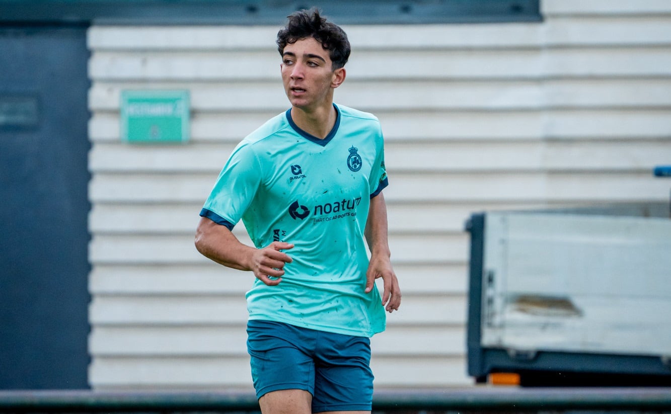 El juvenil Sergio Martínez, con el primer equipo del Racing.