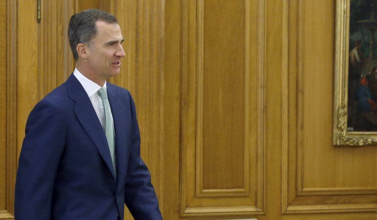 El rey Felipe VI, minutos antes de recibir a la presidenta del Congreso, Ana Pastor, el pasado 20 de junio.