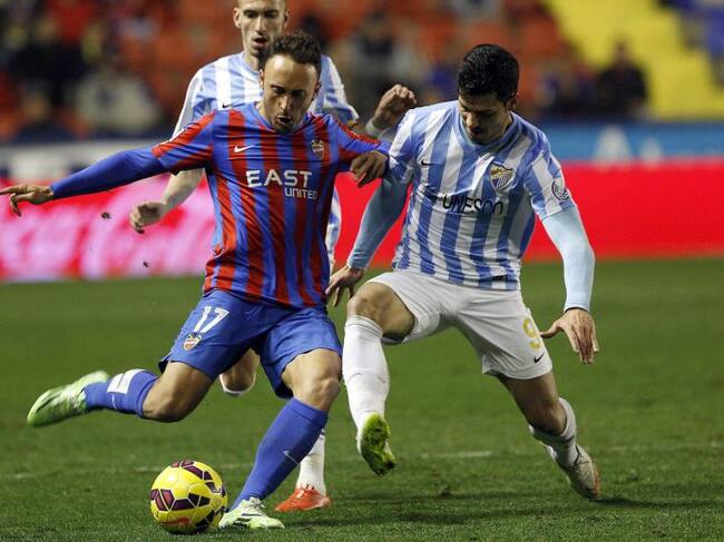 Xumetra intenta lanzar ante Javi Guerra