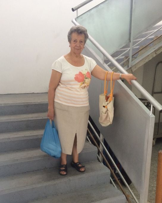 Una clienta baja las escaleras del mercado