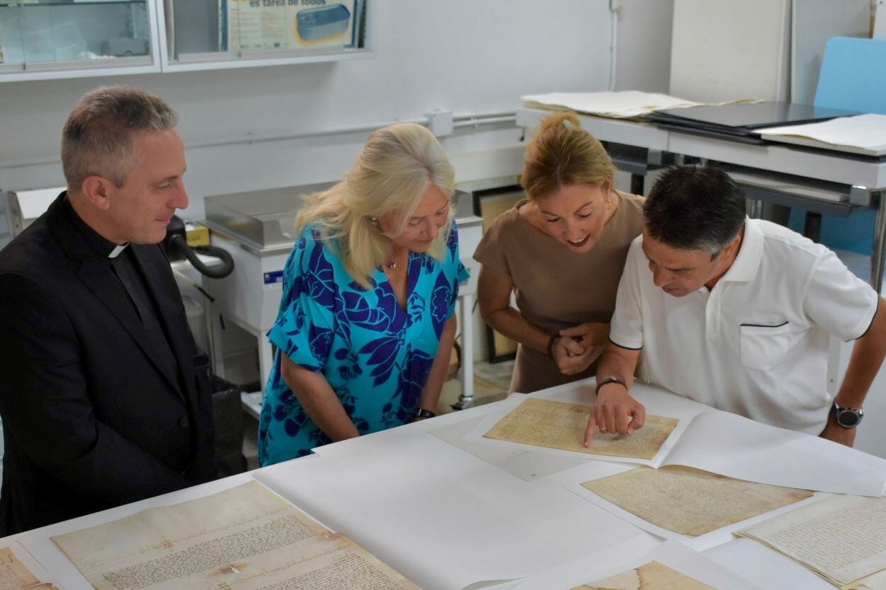 Mercedes Colombo y Tania Barcelona visionando los pergaminos recuperados para el Obispado de Jerez