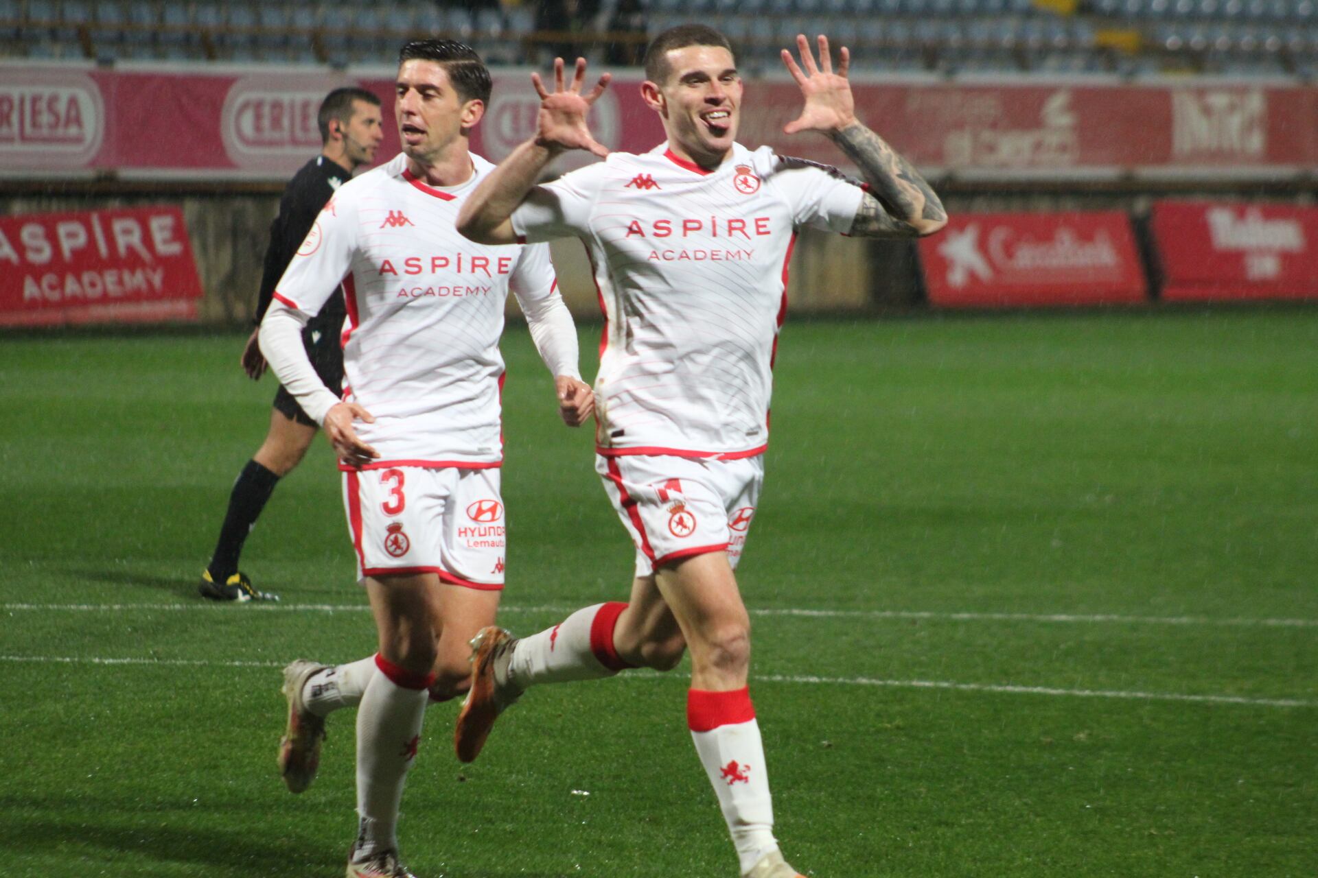 Samanes celebra su gol al Cornellá / Isaac Llamazares