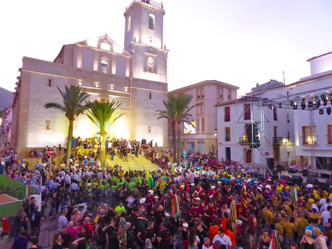 Entrada de peñas en la Plaza Mayor de La Nucía / Imagen de archivo