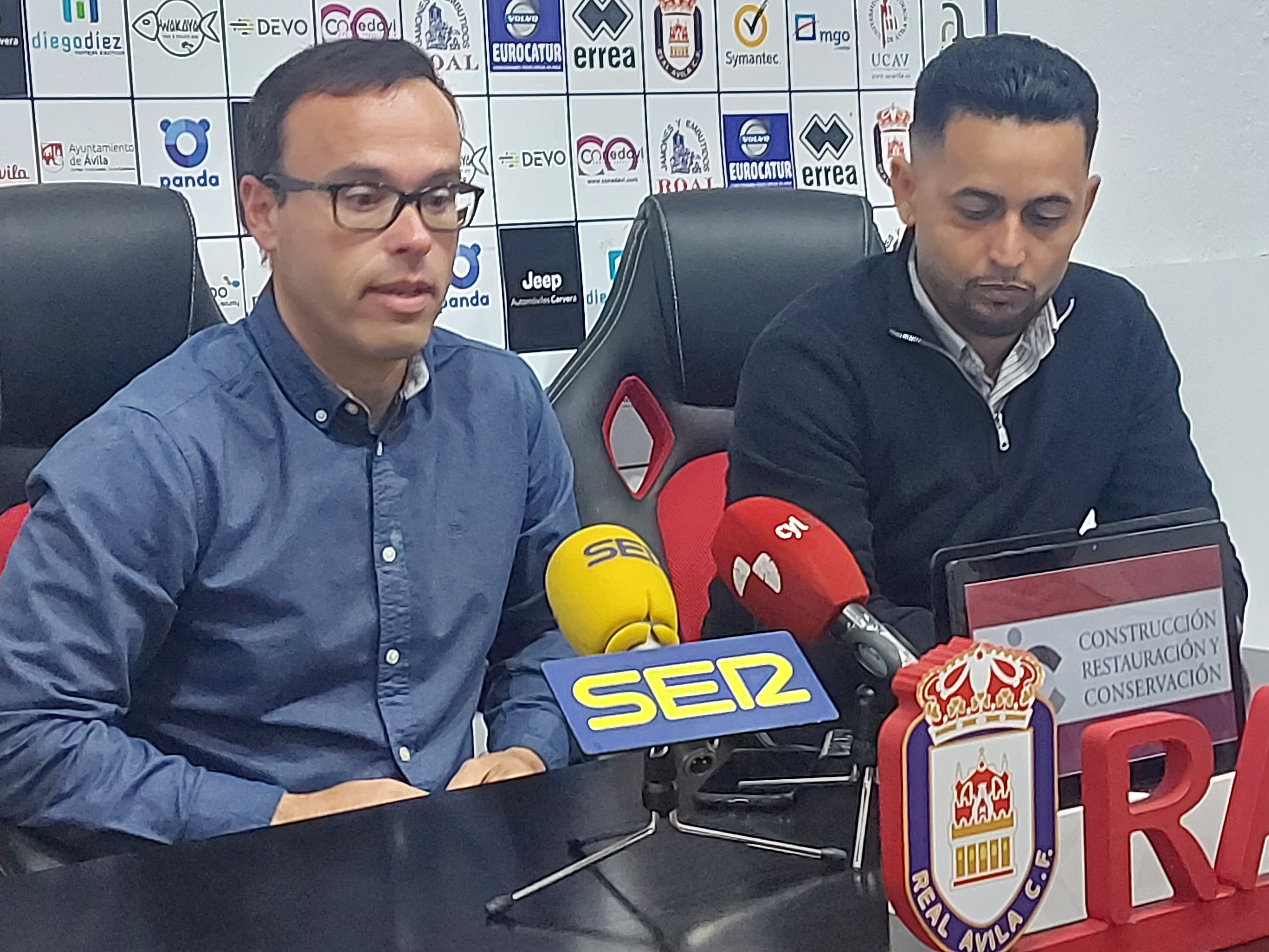 Miguel de la Fuente (i) junto al director deportivo del Real Ávila, Joan Farías