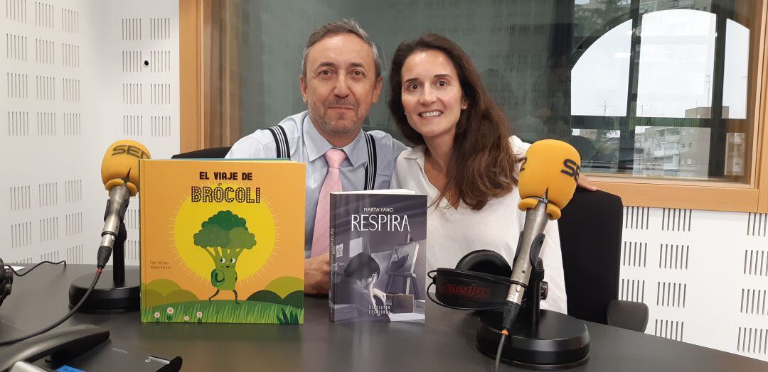 Chema Contreras (i) y la escritora Marta Yanci, en los estudios de &#039;Hoy por Hoy&#039;