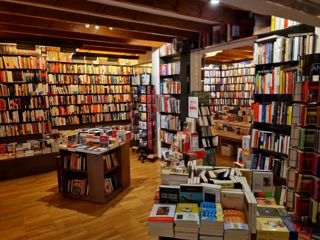 Interior de la librería.