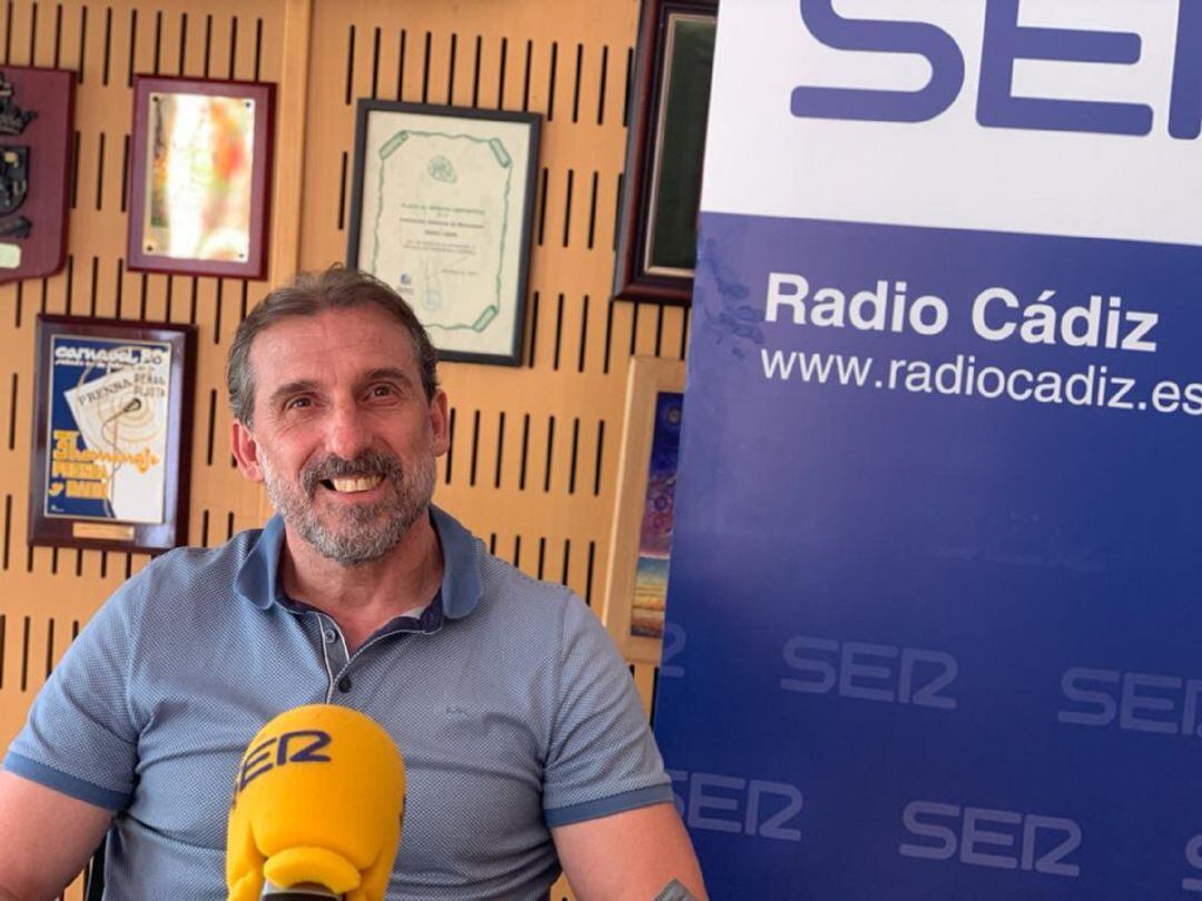 .Óscar Arias en los estudios de Radio Cádiz.