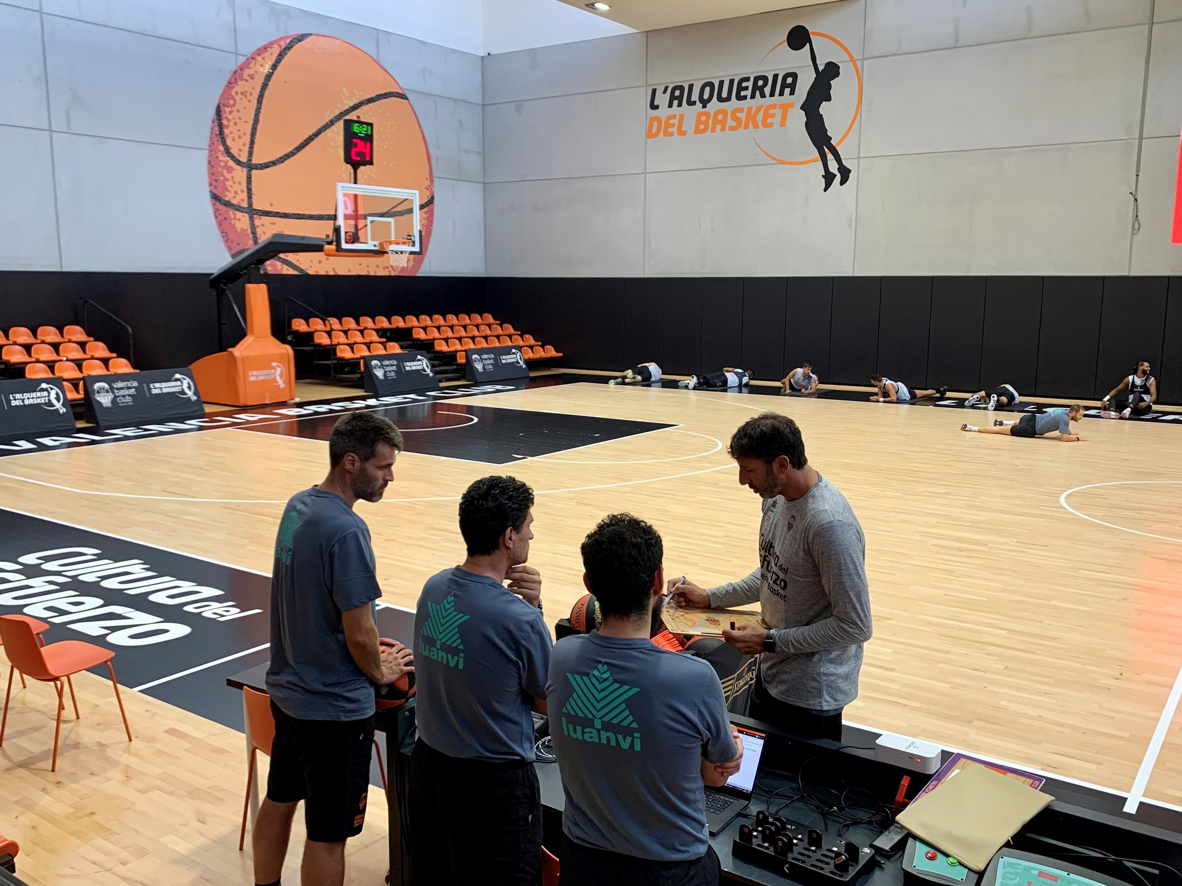 Mumbrú, en su primer entrenamiento con el Valencia Basket.