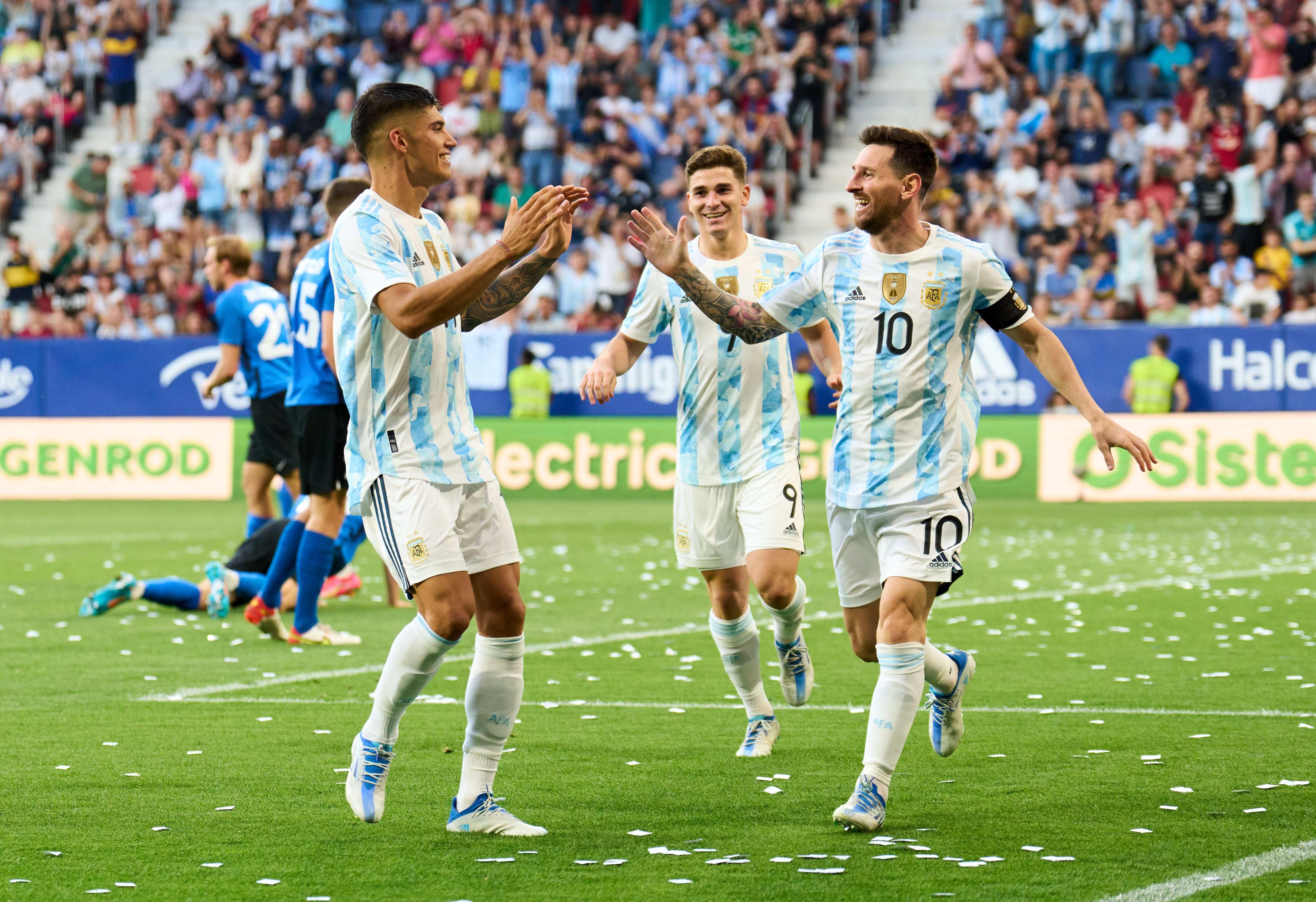 Messi celebrando junto a Joaquín Correa y Julián Álvarez su repóker conseguido ante Estonia