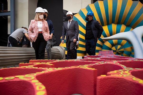 El alcalde de la ciudad Augusto Hidalgo, junto a la concejala  Inmaculada Medina, visitan el escenario del carnaval.