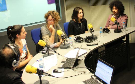 Un momento de Madrid a otro ritmo. De izqda a dcha Luis Guitarra, Elena Jimenez, Olga Román, Carolina Fdez e Ivan Raymores (Carol and the Clovers)