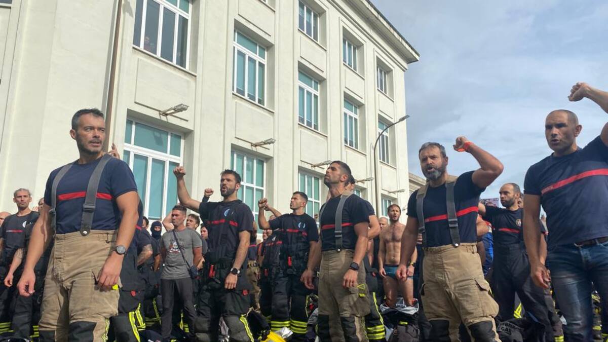 Los bomberos comarcales de Galicia recrudecen las movilizaciones