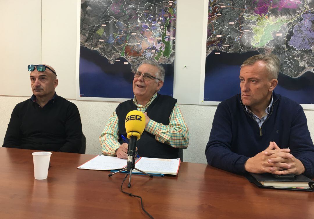 El presidente de la Comunidad General de Regantes del Bajo Guadalfeo, Antonio Alonso, comparece en rueda de prensa junto a los vocales Manuel Morales y Maxi Prados