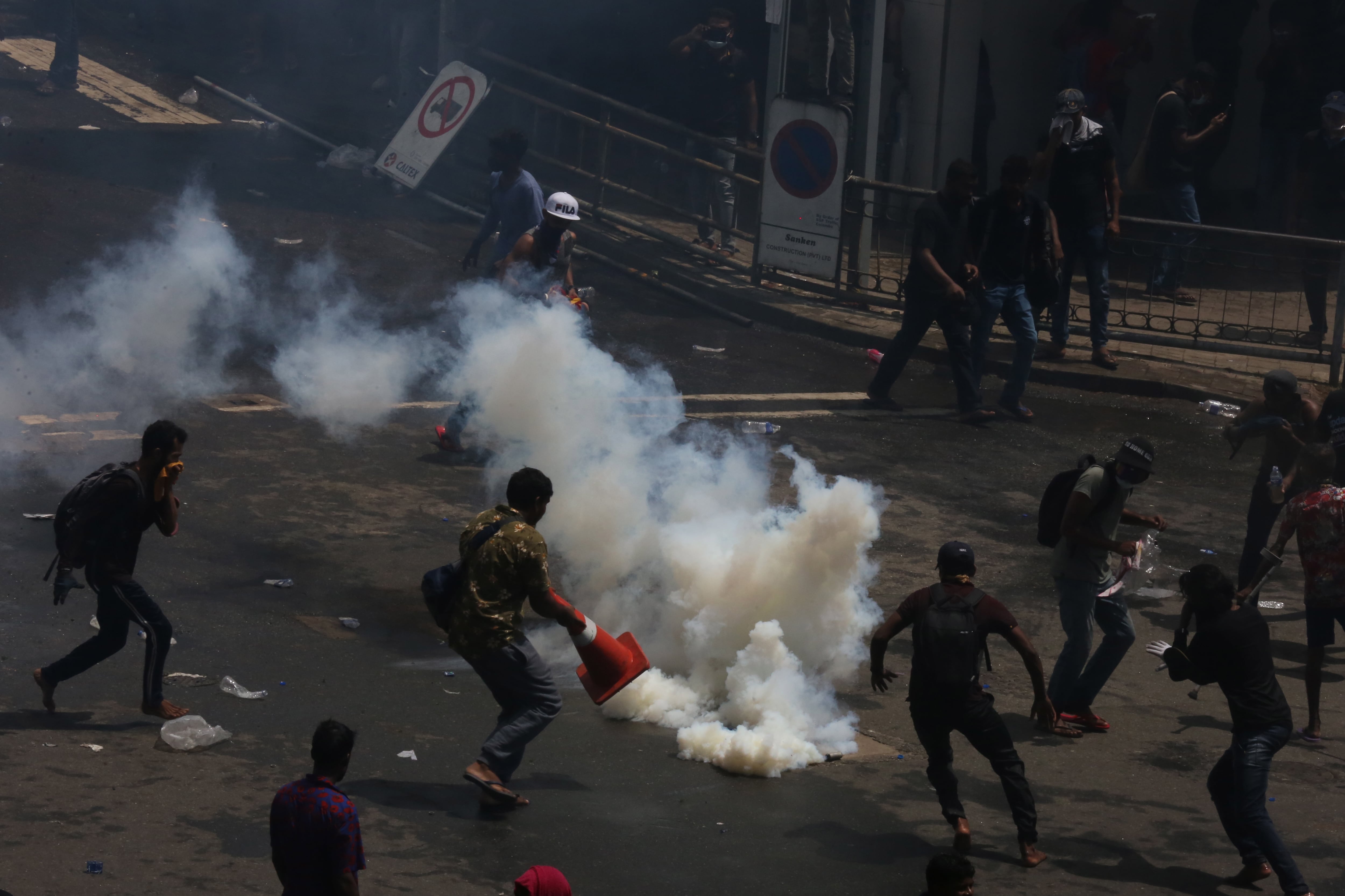 Las fuerzas de seguridad intentan dispersar el caos con gas