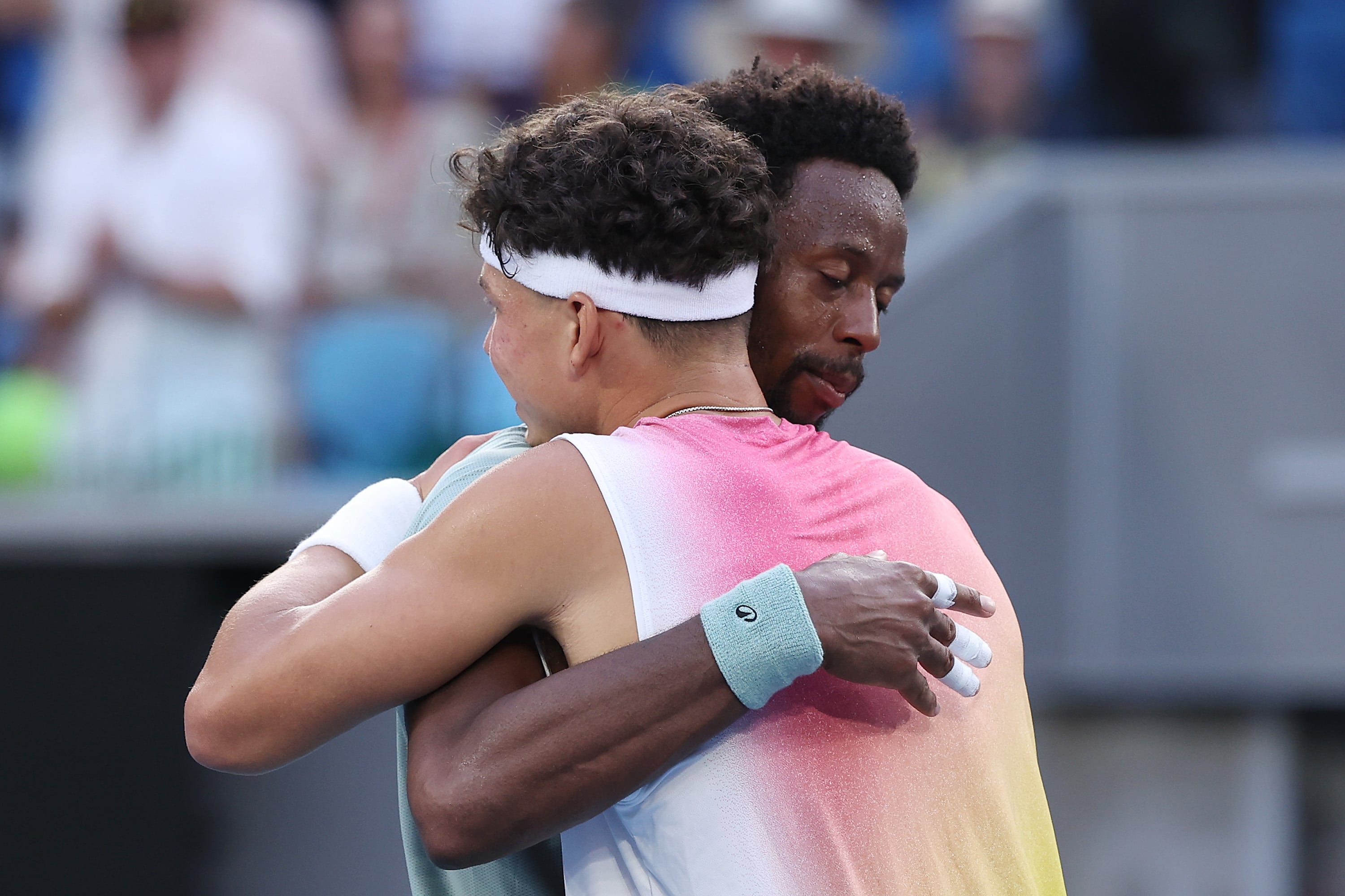 Gael Monfils saluda a Ben Shelton tras retirarse del Open de Australia