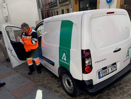 Ésta es la furgoneta que transportó las vacunas desde Granada