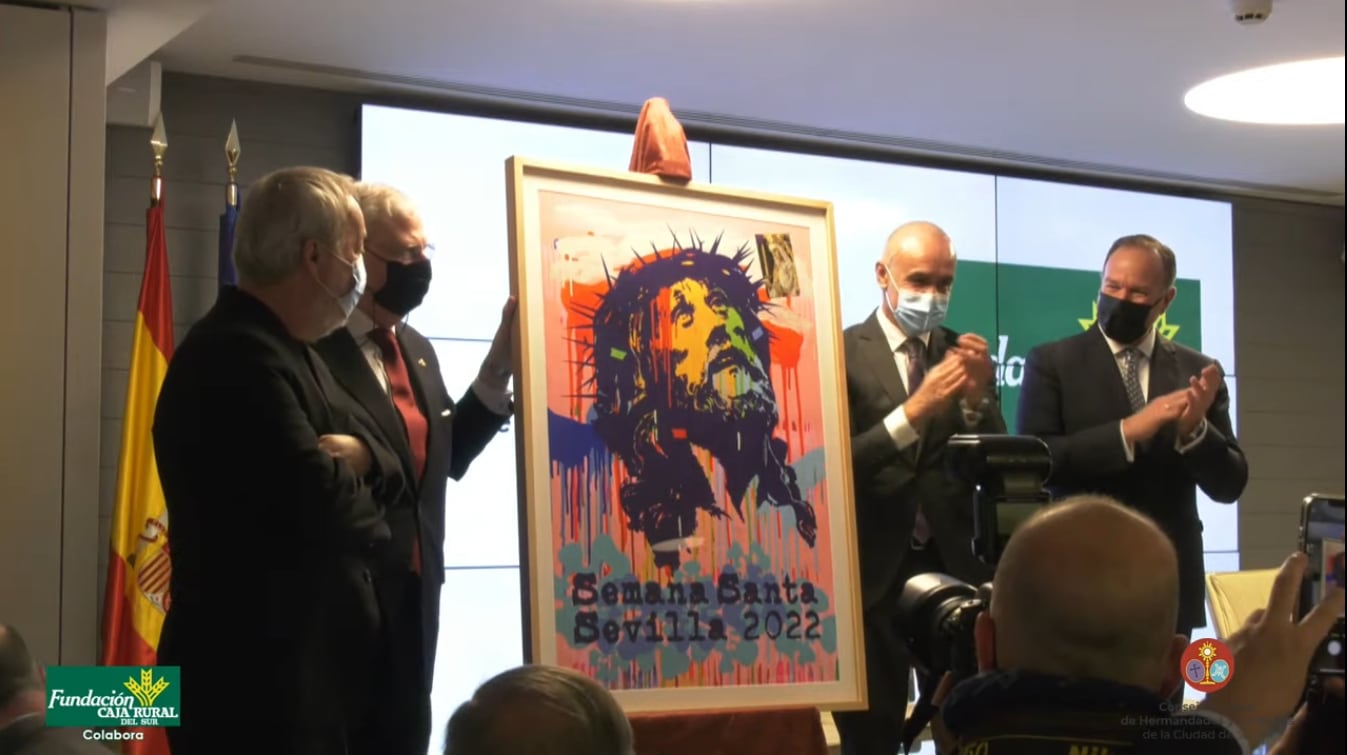 El alcalde de Sevilla, Antonio Muñoz, y el presidente del Consejo, Francisco Vélez, acaban de descubrir el cartel de la Semana Santa en presencia del artista Manolo Cuervo y, a la derecha, el presidente de la Fundación Caja Rural del Sur, José Luis García-Palacios