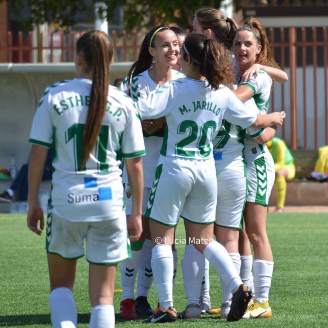 Las jugadoras del Elche celebran uno de los goles al Villarreal B