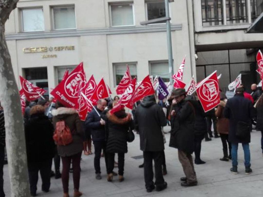 Concentración sindical ante la sede de la CEOR en la Plaza de Alemania de la capital