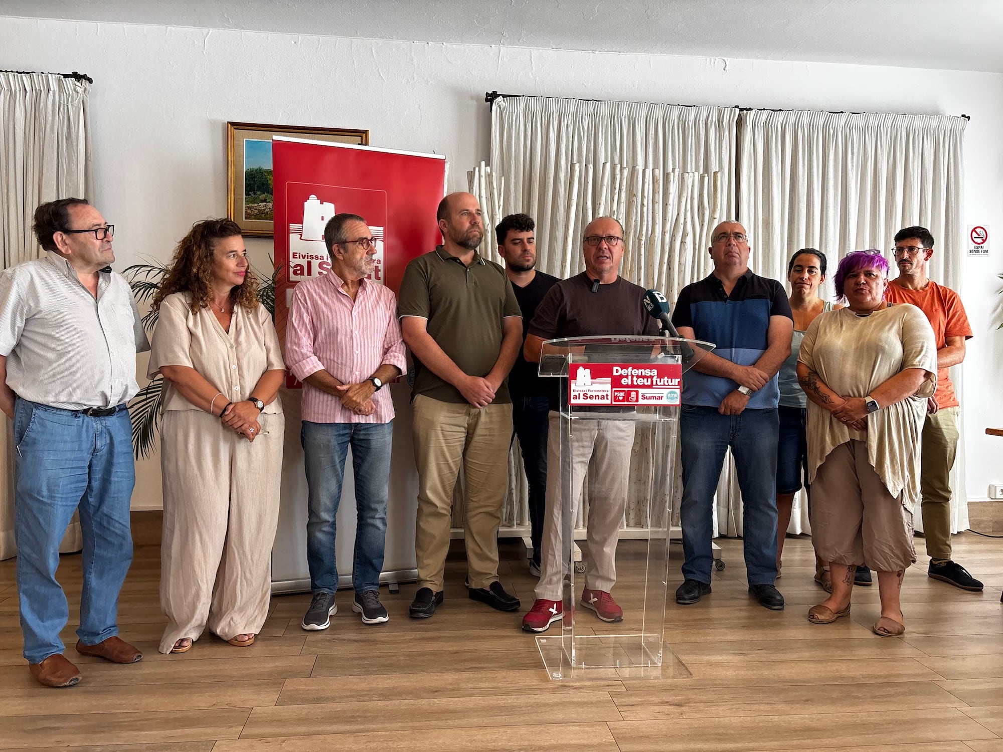 El senador Juanjo Ferrer acompañado de los partidos políticos progresistas