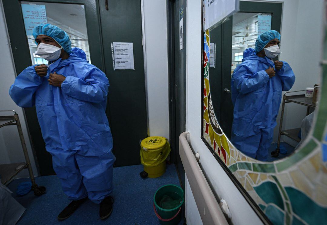 Profesional sanitario con equipo de protección