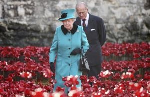 La reina Isabel visitando la Torre de Londres