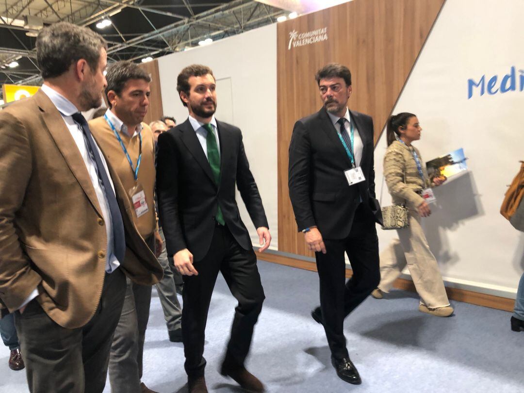 Carlos Mazón y Luis Barcala, junto al presidente del PP, Pablo Casado, durante la Feria Internacional de Turismo (FITUR) en enero de 2020