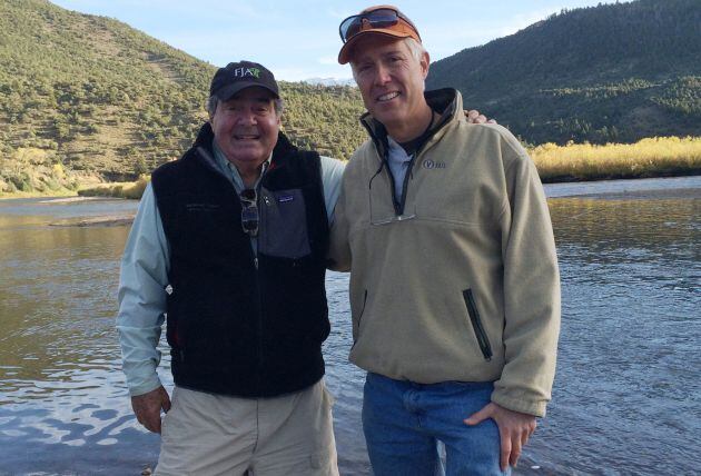 Antonin Scalia (a la izquierda) junto a Neil Gorsuch (a la derecha) en una foto de archivo de octubre de 2014