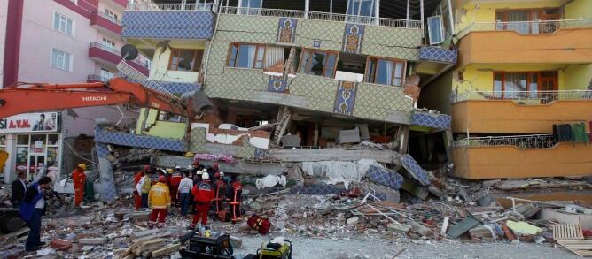 Un equipo de rescate trabaja en los escombros de un edificio en Ercis