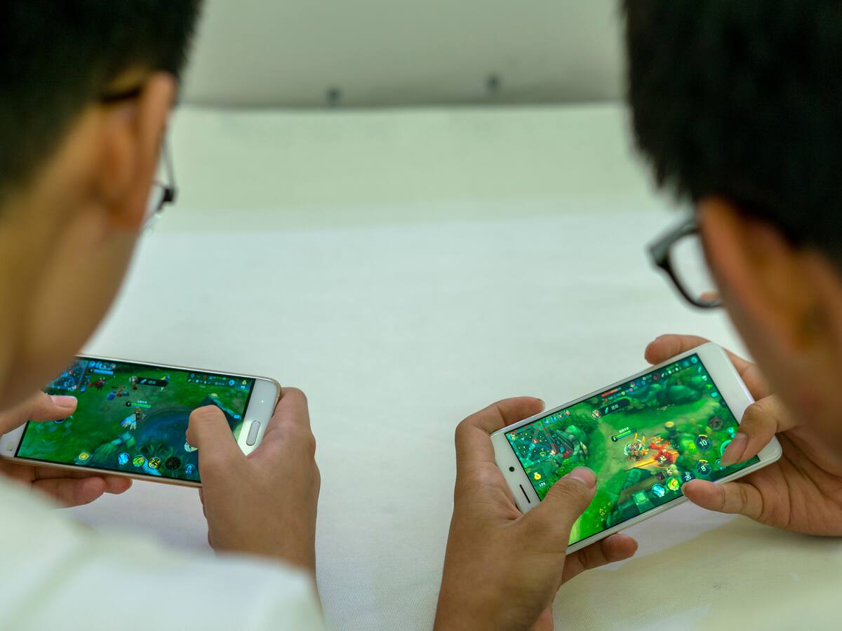 Canarias no prohibirá el uso del móvil en clase (ni en el Parlamento)